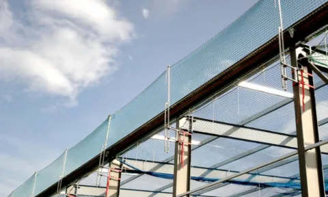Fassadenbau kollektive Absturzsicherung