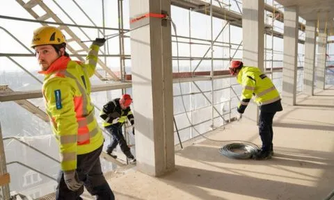 Mehrere Männer arbeiten mit temporären Höhensicherungssystemen