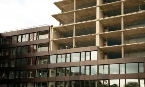 Temporäre Absturzsicherung an Hochhaus