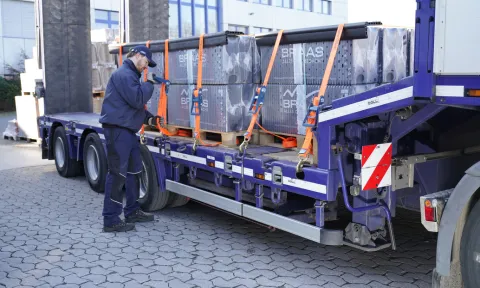 Mann benutzt SpanSet Zurrgurte zur Ladungssicherung