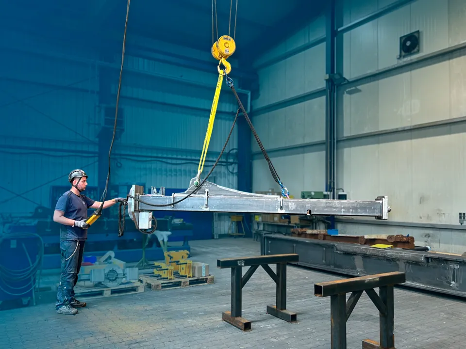 Lifting solution for safe and precise handling of asymmetric loads