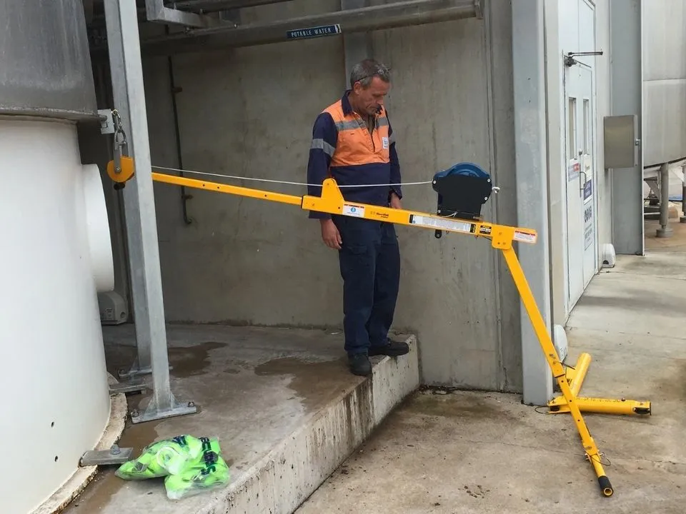 XTIRPA IN-8008 Pole Hoist: Ultra-Light Horizontal Access for Confined Space
