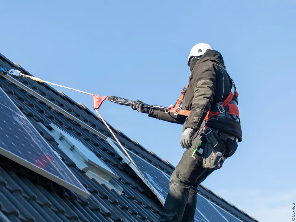 Veilig werken op schuine daken – valbeveiliging, risico’s & tips